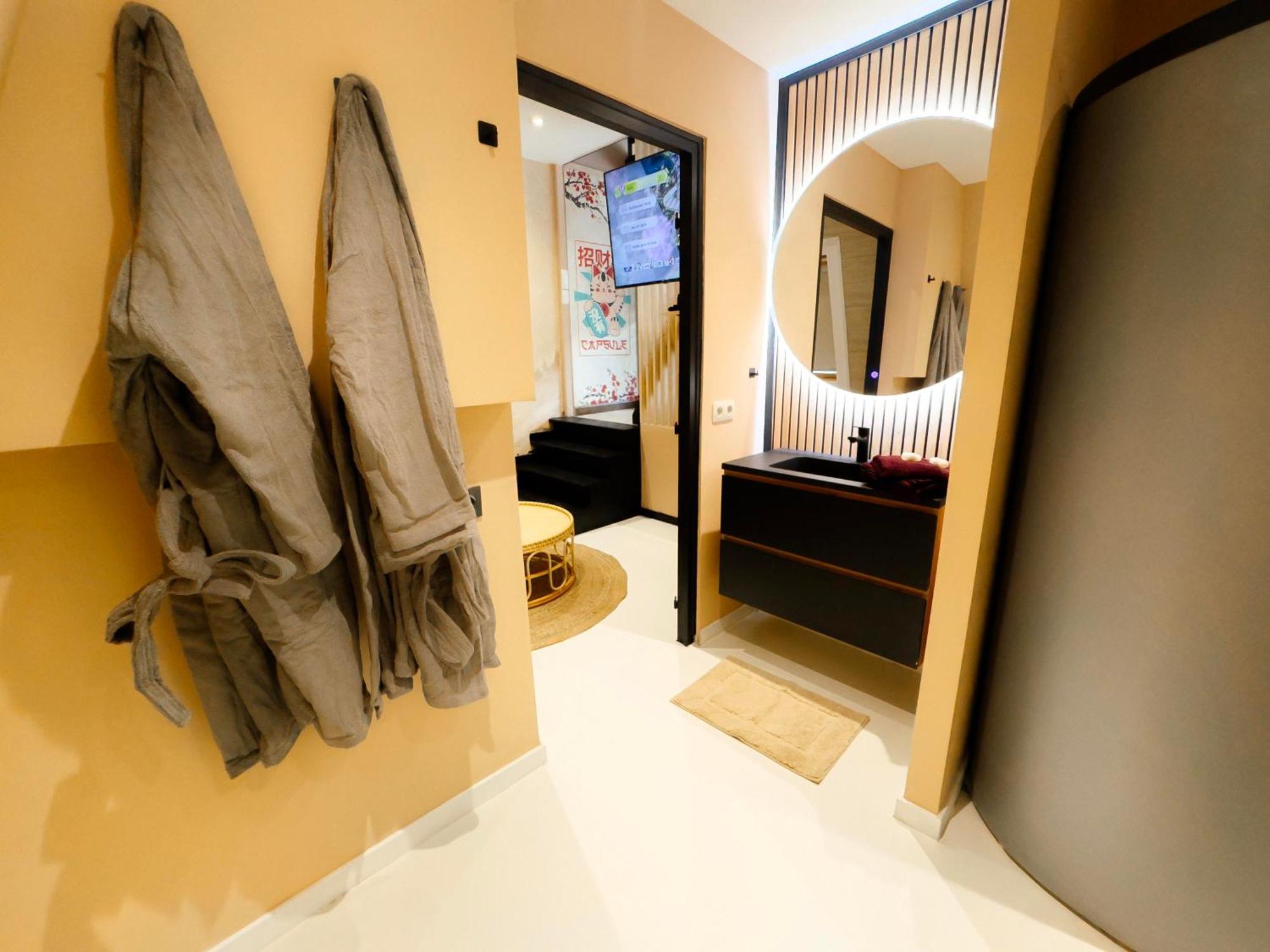 Capsule Lotus-Balneo-Sauna-Billard-Nintendo Hastiere-par-dela Zewnętrze zdjęcie