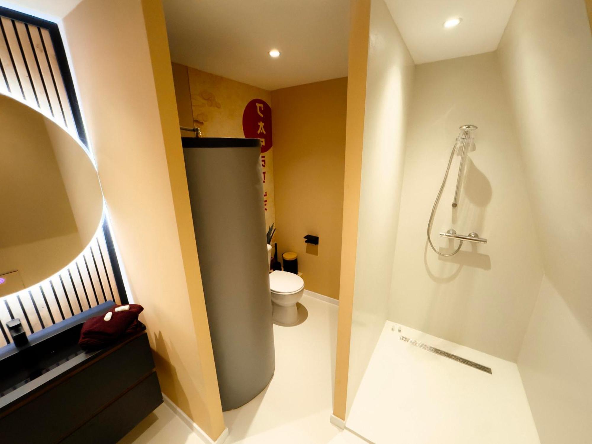 Capsule Lotus-Balneo-Sauna-Billard-Nintendo Hastiere-par-dela Zewnętrze zdjęcie